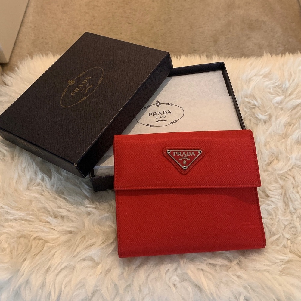 🚫SOLD🚫NIB red Prada trifold wallet - Picture 1 of 8